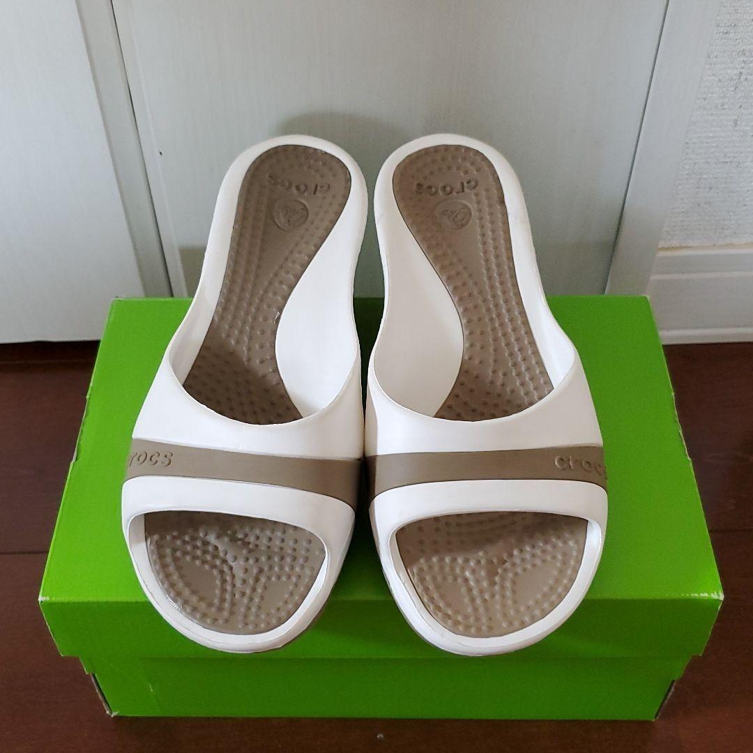 CROCS ササリ W8 ビーチサンダル ホワイト/カーキ