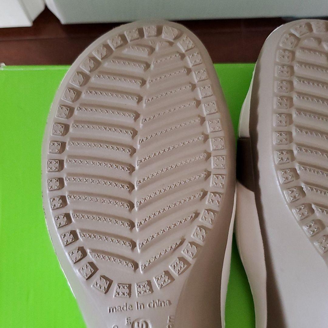 CROCS ササリ W8 ビーチサンダル ホワイト/カーキ