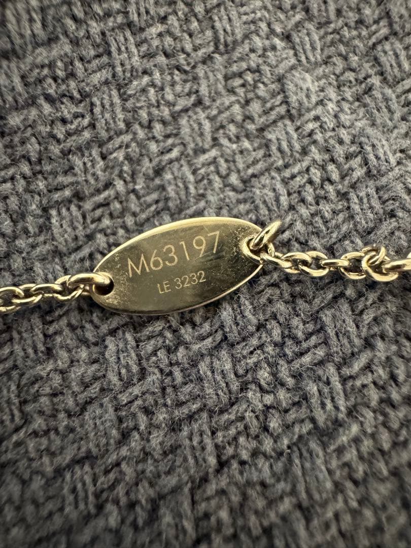 Louis Vuitton V字型ペンダントネックレス