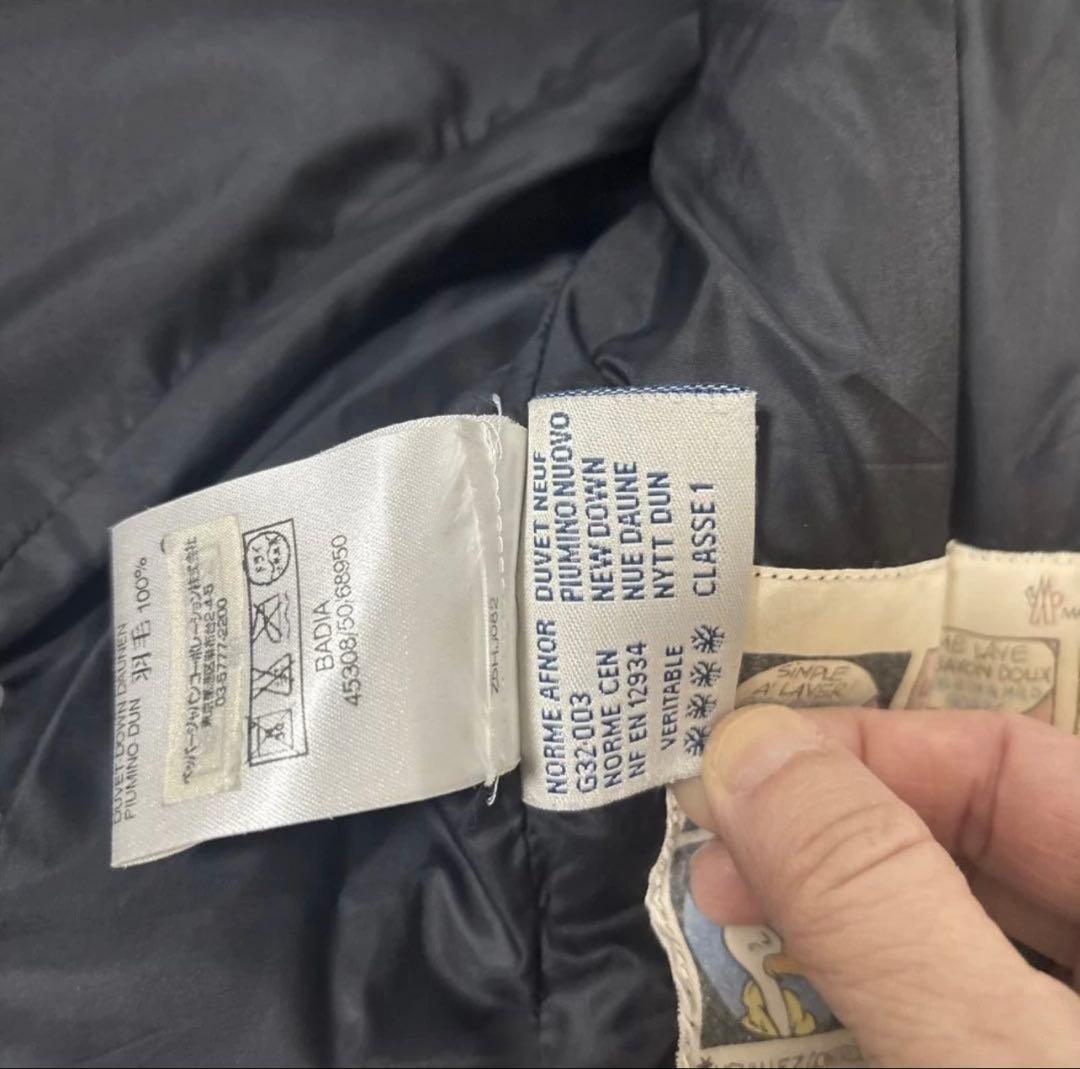 オリーブ色 ダウンジャケット エンブレム付き