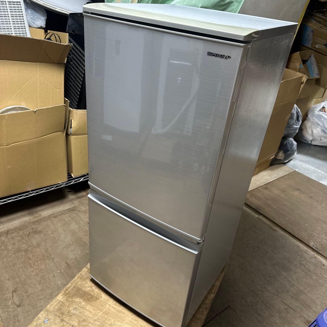 シャープ冷凍冷蔵庫137L 横縞模様付け替えどっちもドア自動霜取り機能付19年製