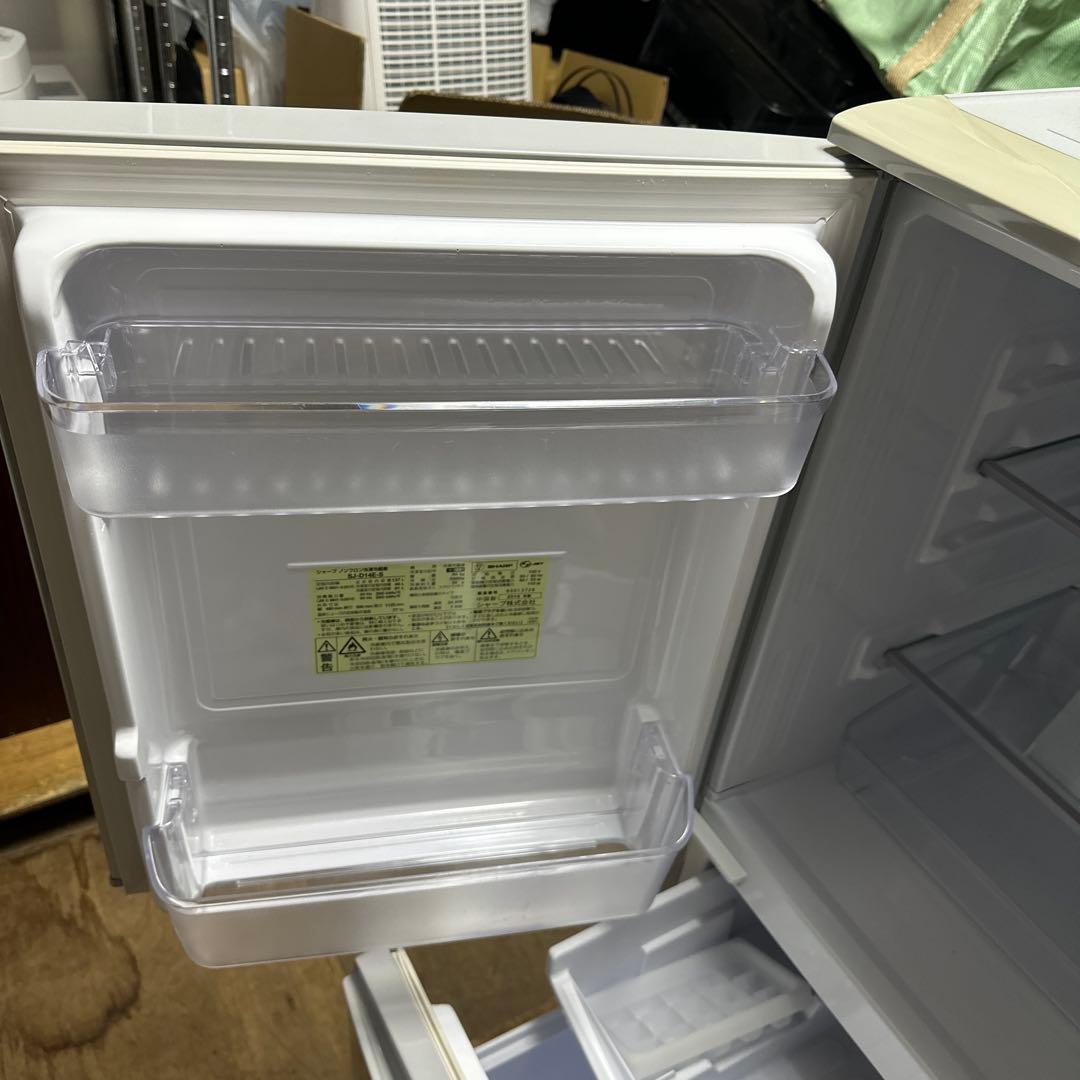 シャープ冷凍冷蔵庫137L 横縞模様付け替えどっちもドア自動霜取り機能付19年製