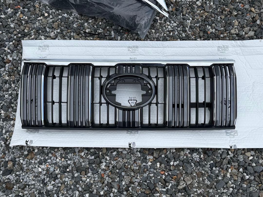 150プラド後期　純正グリルセット