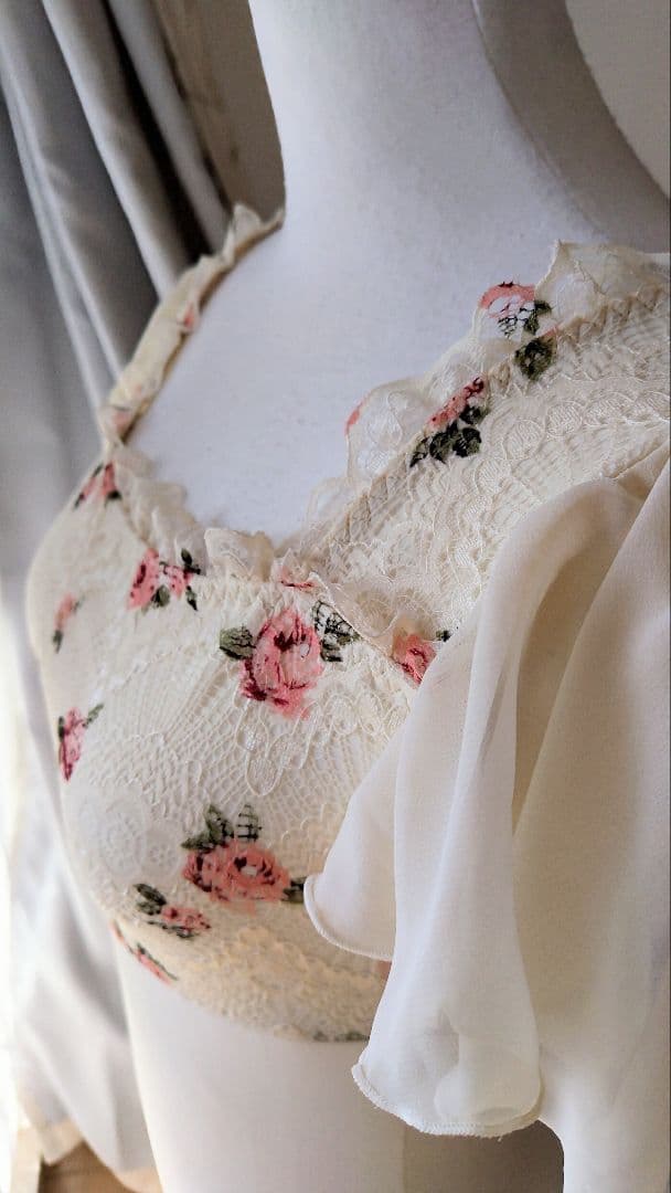 Ｓ～Ｍサイズ／秘密の花園に咲く可憐なピンクの薔薇が可愛いアイボリー娘役レオタード