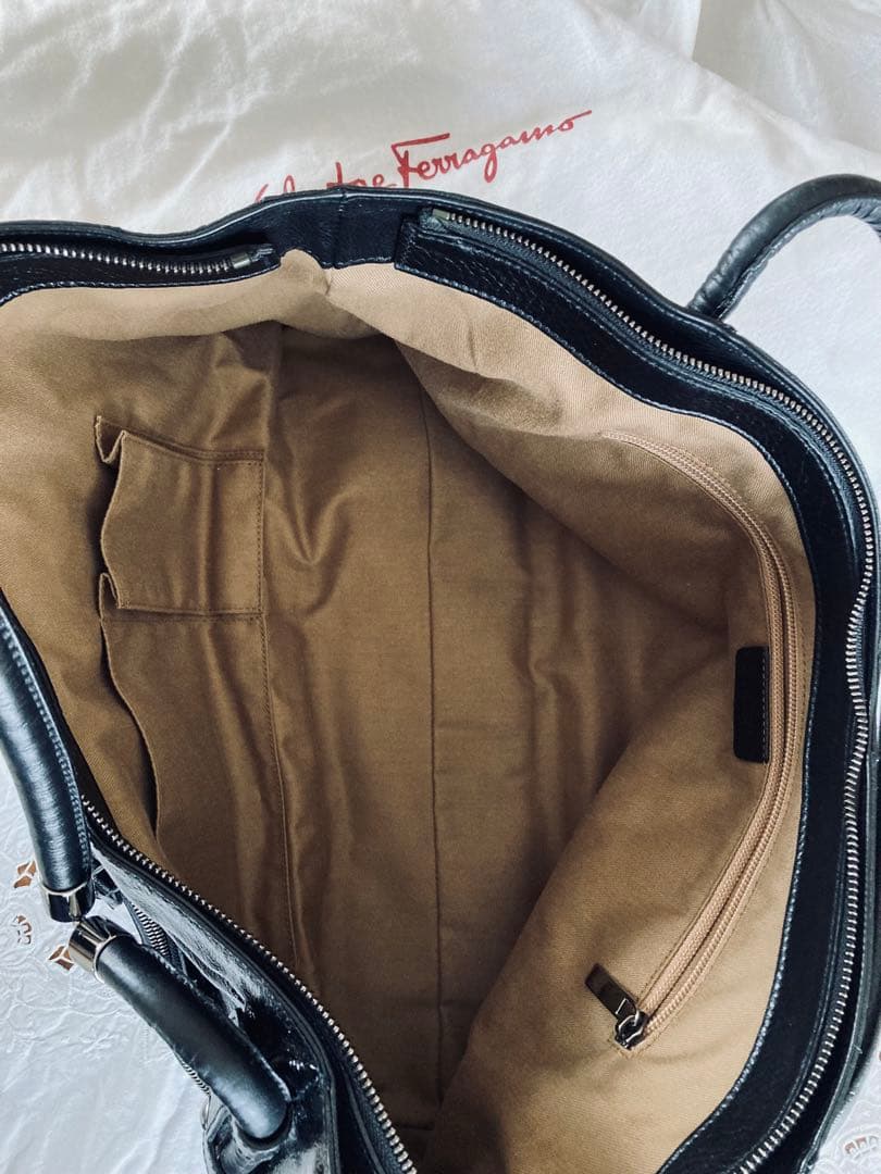 フェラガモ　本革・黒エナメル　大きめバッグ　専用保管袋、商品タグ付き 美品