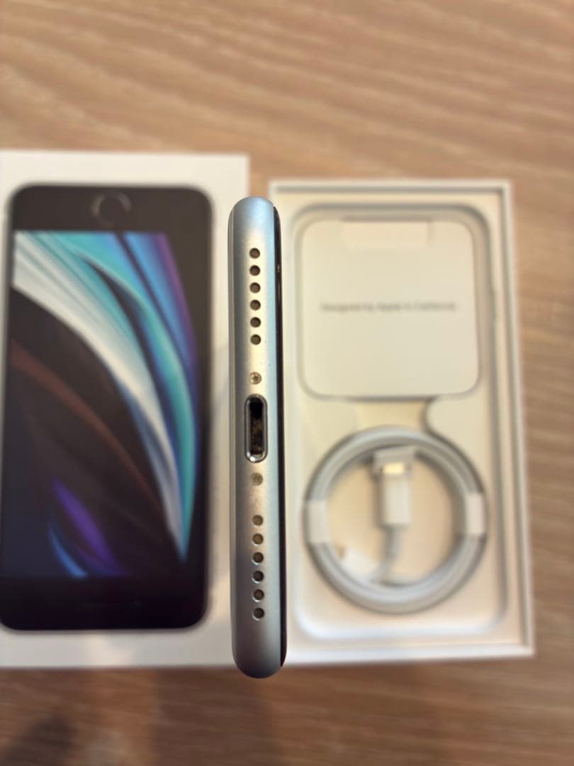 特別値下げ中　美品　iPhone se 第２世代 128GB SIMフリー　白