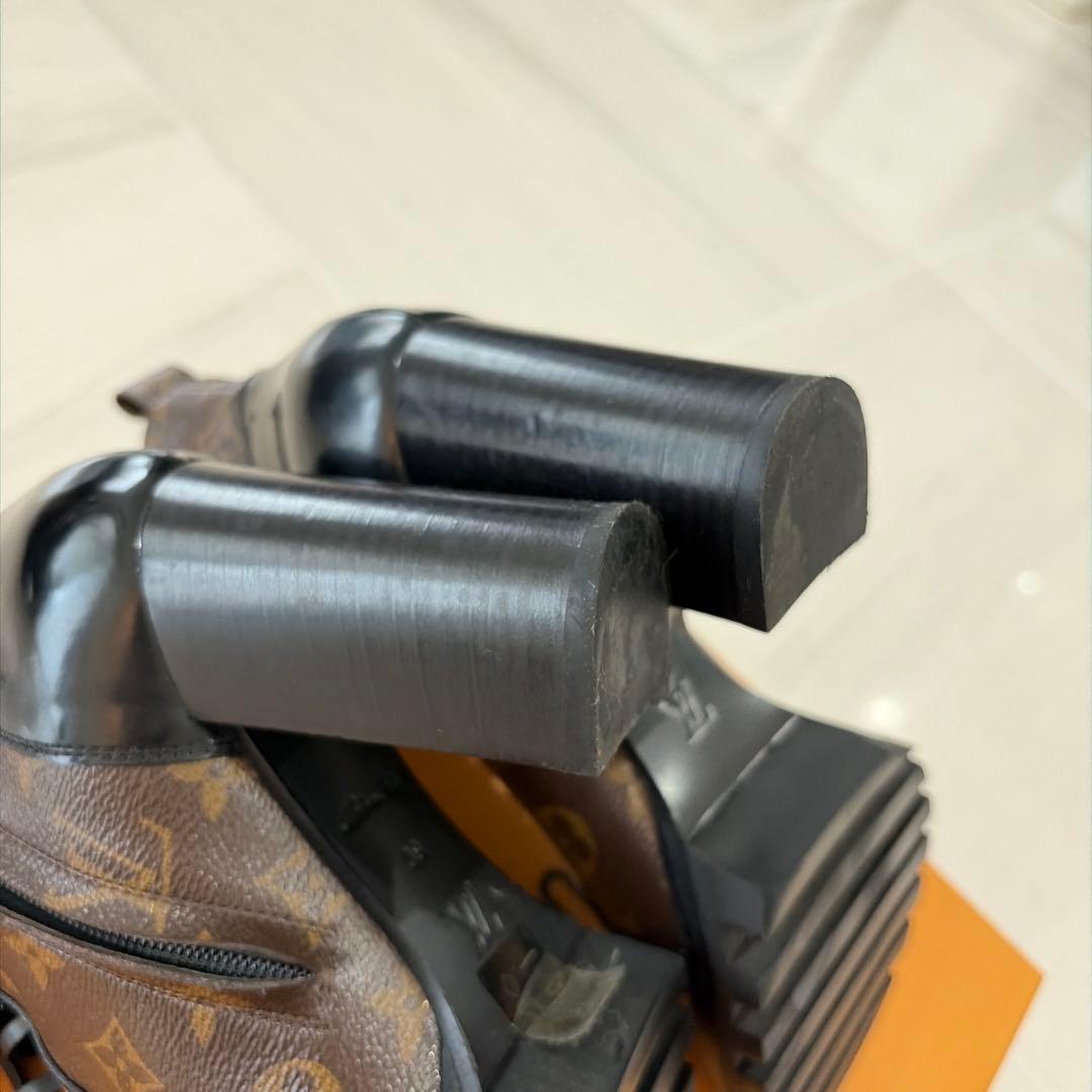 Louis Vuitton ロゴ入りレザーブーツ