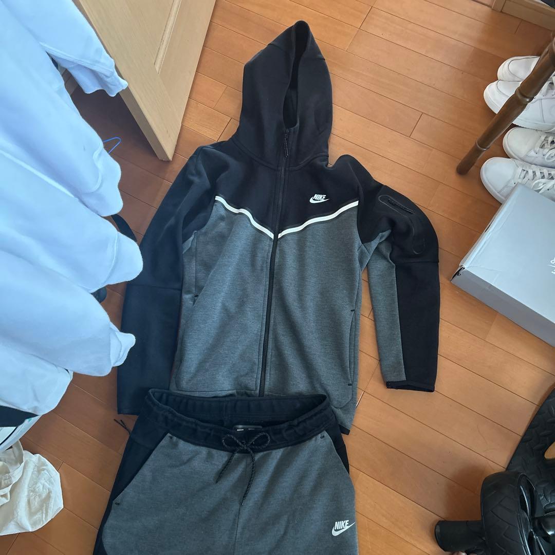 NIKEテックフリース 限定カラー