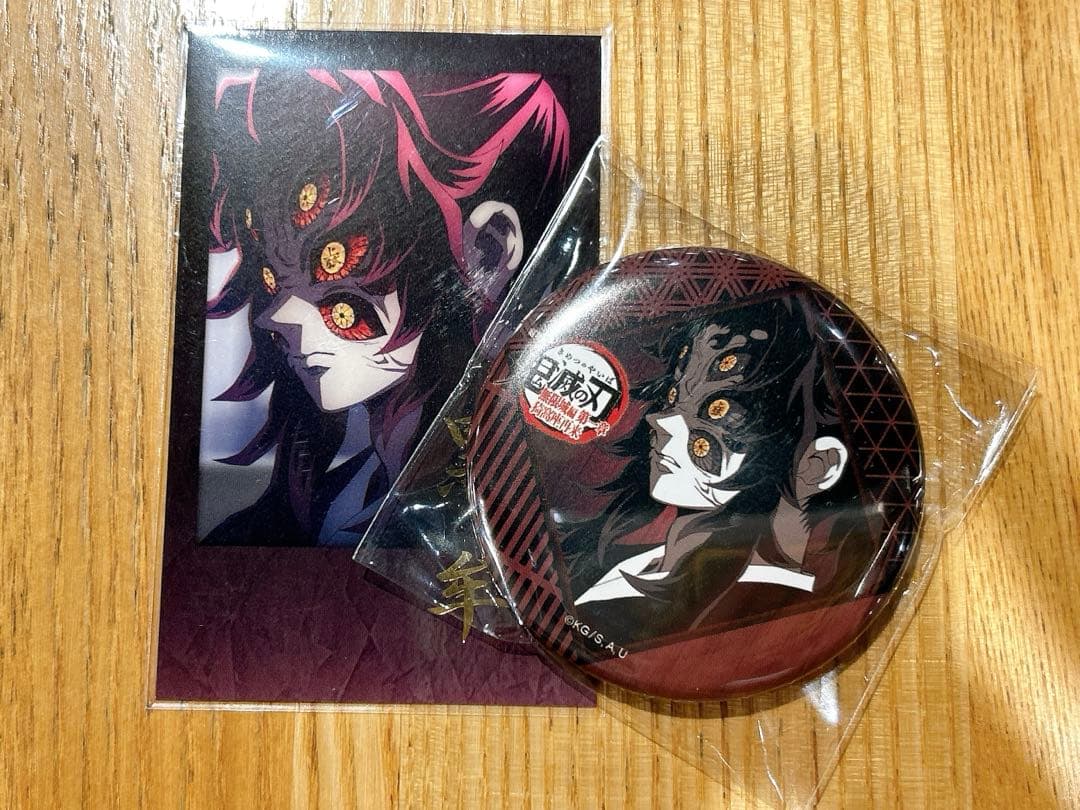 鬼滅の刃　ダイニング お楽しみくじ チェキ風ブロマイド 黒死牟　缶バッジ