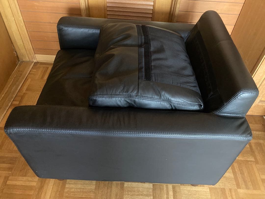 黒いレザーアームチェア