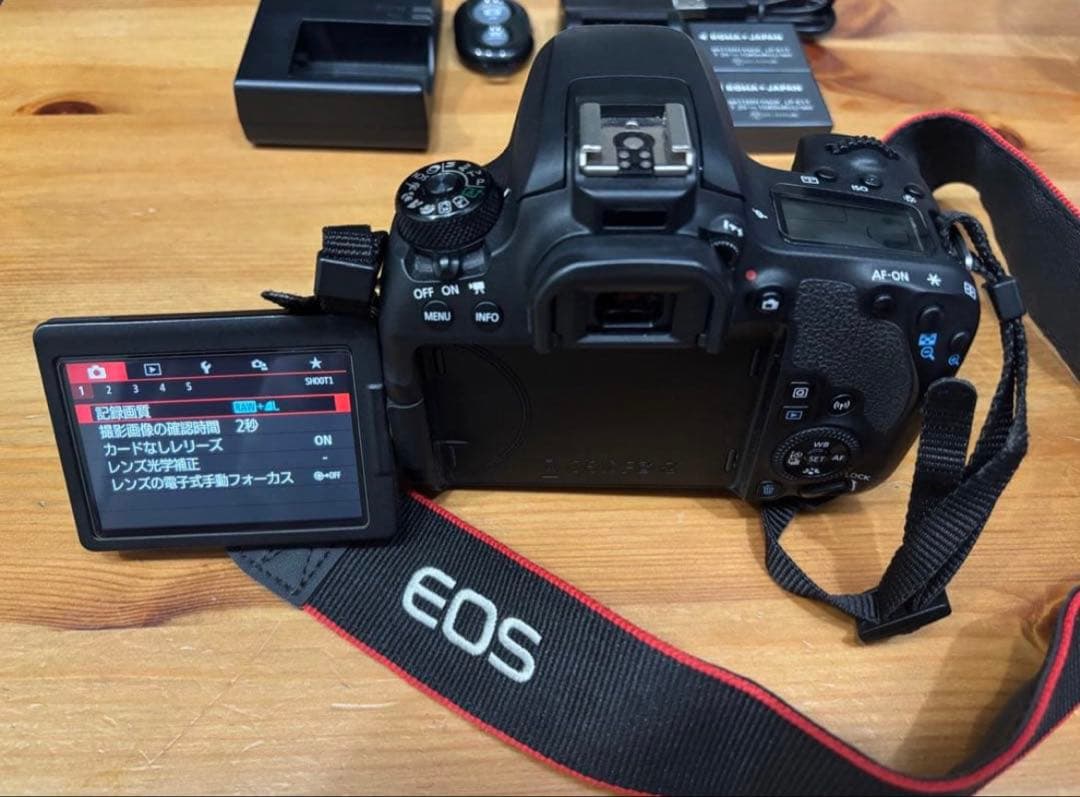 Canon EOS 9000D 本体と付属品