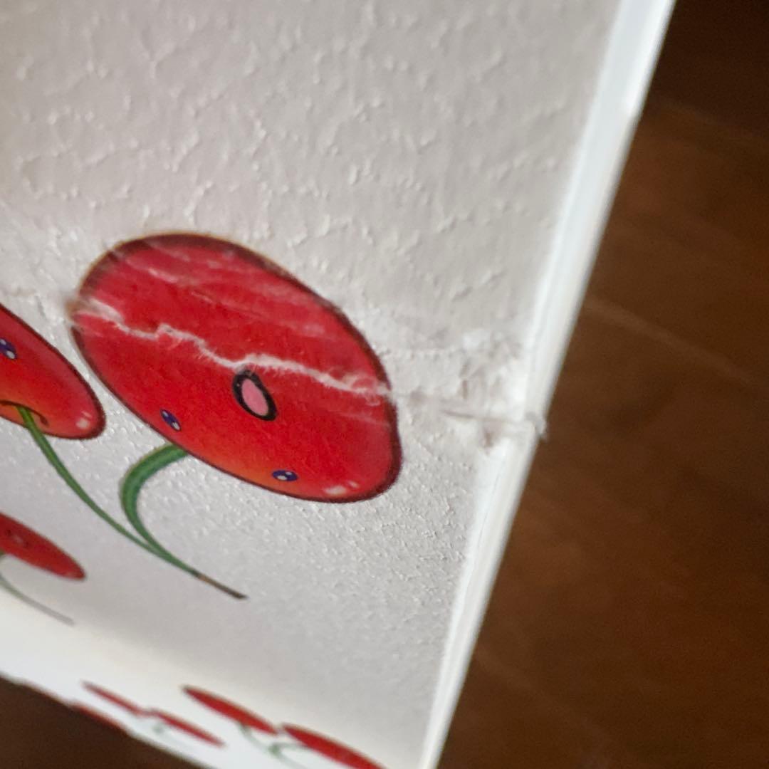 LVチェリー柄ショップ袋1枚、チェリー柄ダンボール1点、包装用紐1点