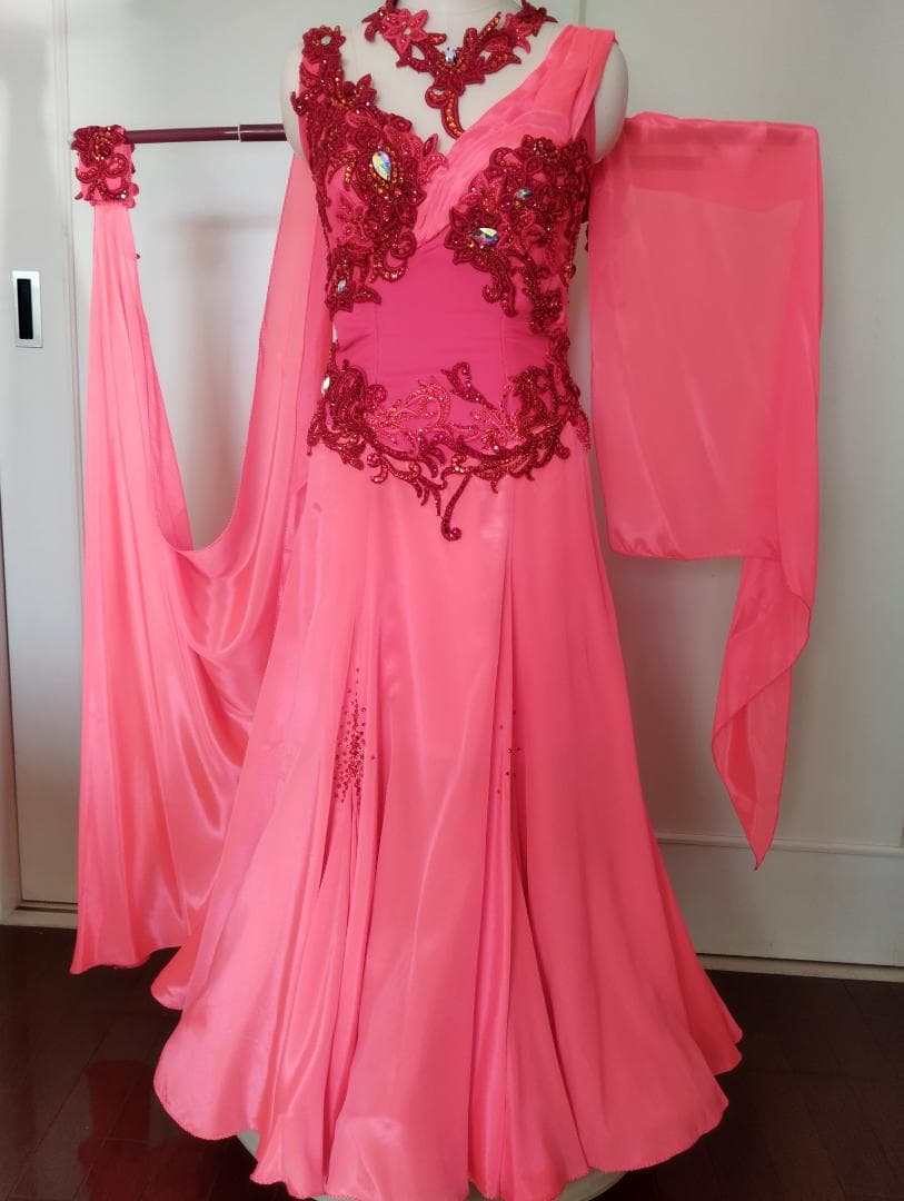 ピンクの社交ダンスドレス