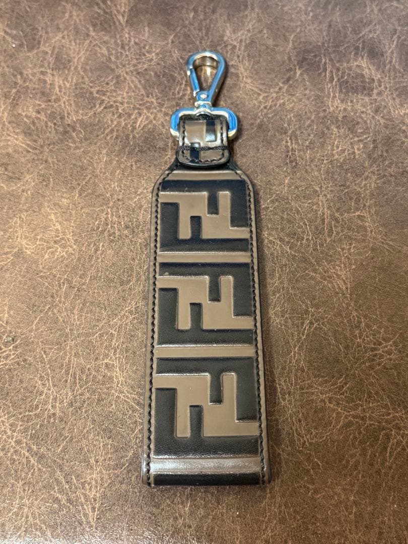 定価5万弱 フェンディ FFロゴ チャーム キーホルダー レザー