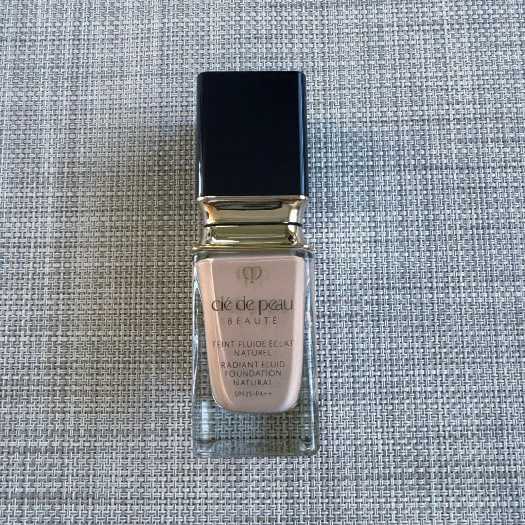 クレドポーボーテ　タンフリュイドエクラナチュレルオークル10 ファンデーション