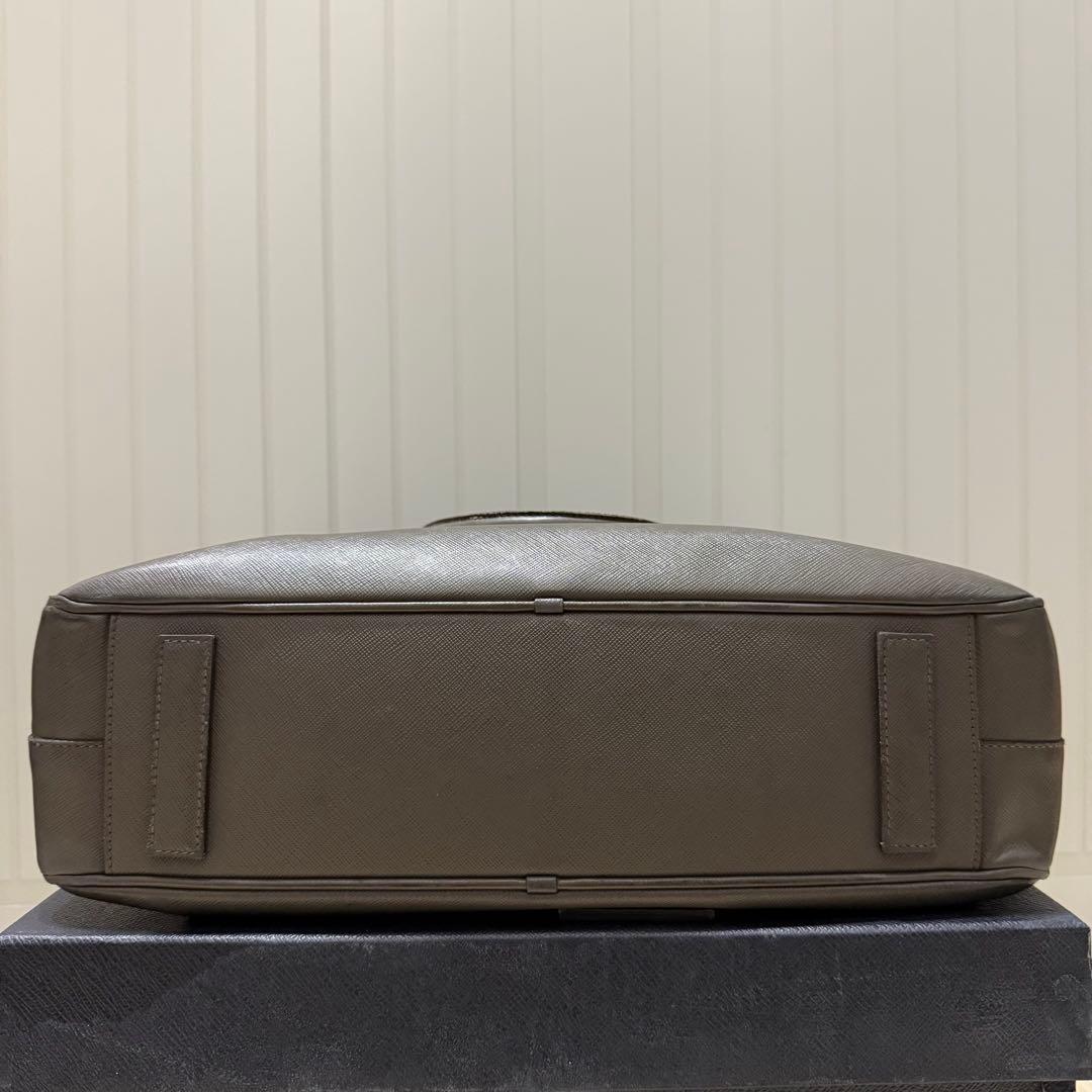 さ*た様 プラダ サフィアーノレザー 三角ロゴプレート ブリーフケース グレー