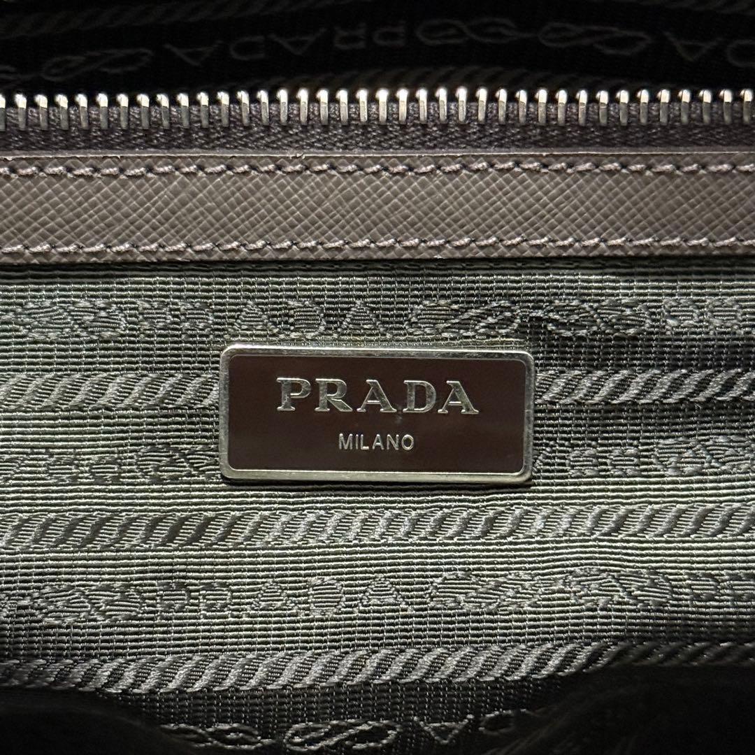 さ*た様 プラダ サフィアーノレザー 三角ロゴプレート ブリーフケース グレー