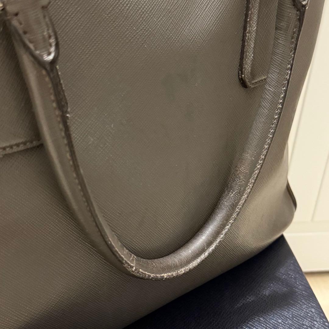 さ*た様 プラダ サフィアーノレザー 三角ロゴプレート ブリーフケース グレー