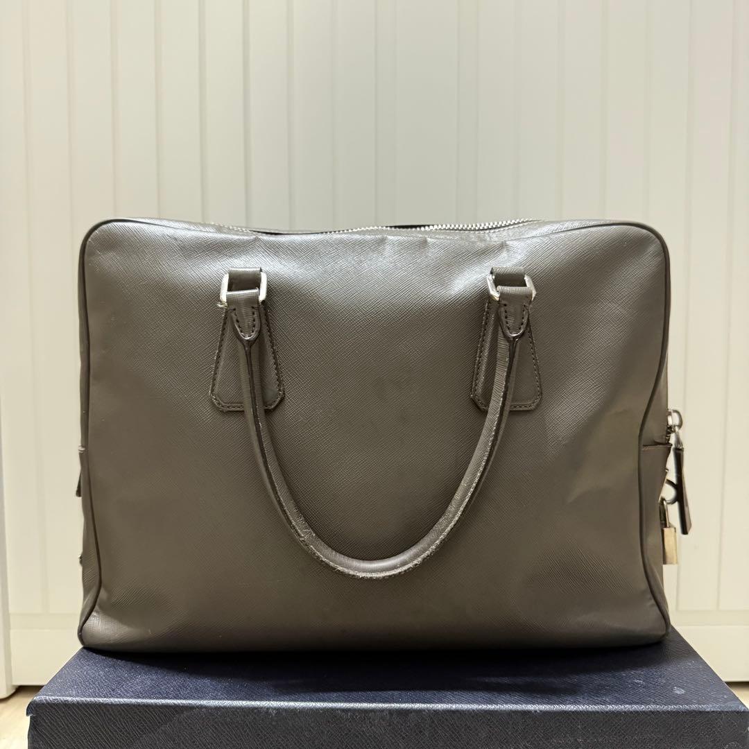 さ*た様 プラダ サフィアーノレザー 三角ロゴプレート ブリーフケース グレー