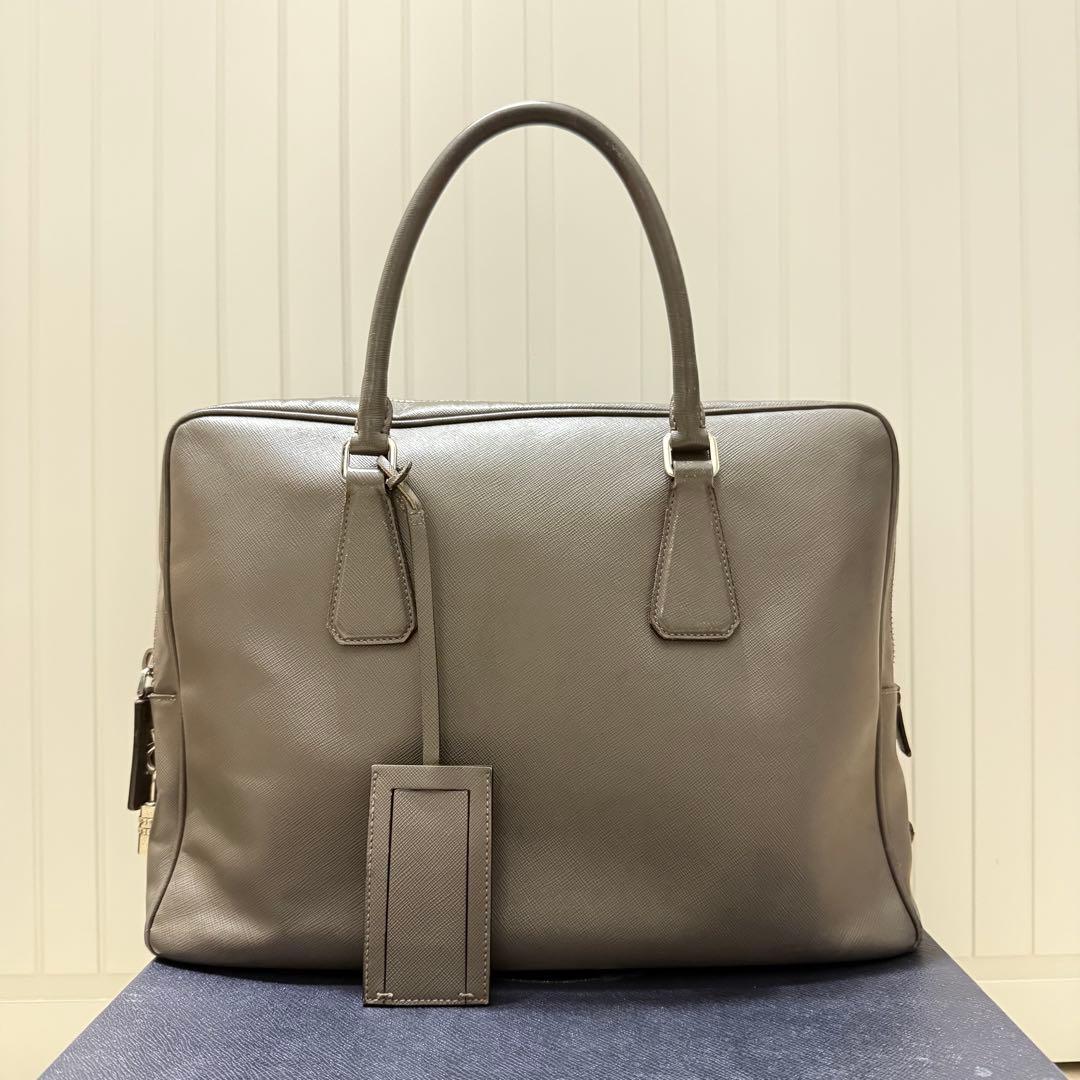 さ*た様 プラダ サフィアーノレザー 三角ロゴプレート ブリーフケース グレー