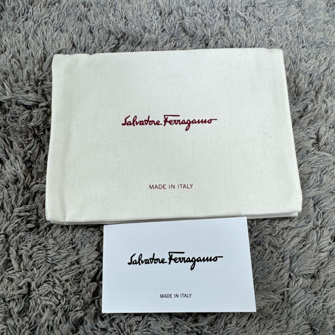 【美品】 Salvatore Ferragamo 天然本皮 パスポートケース