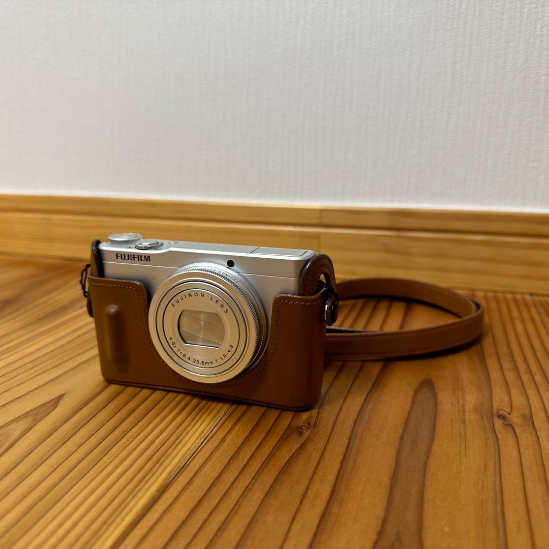 【新春売切セール】富士フイルム XQ1 シルバー 純正レザーケース付(送料無料)