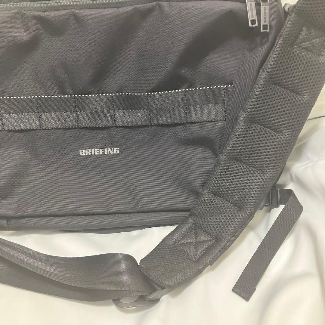 BRIEFING ブラック メッセンジャーバッグ　大型ノートパソコン収納可能
