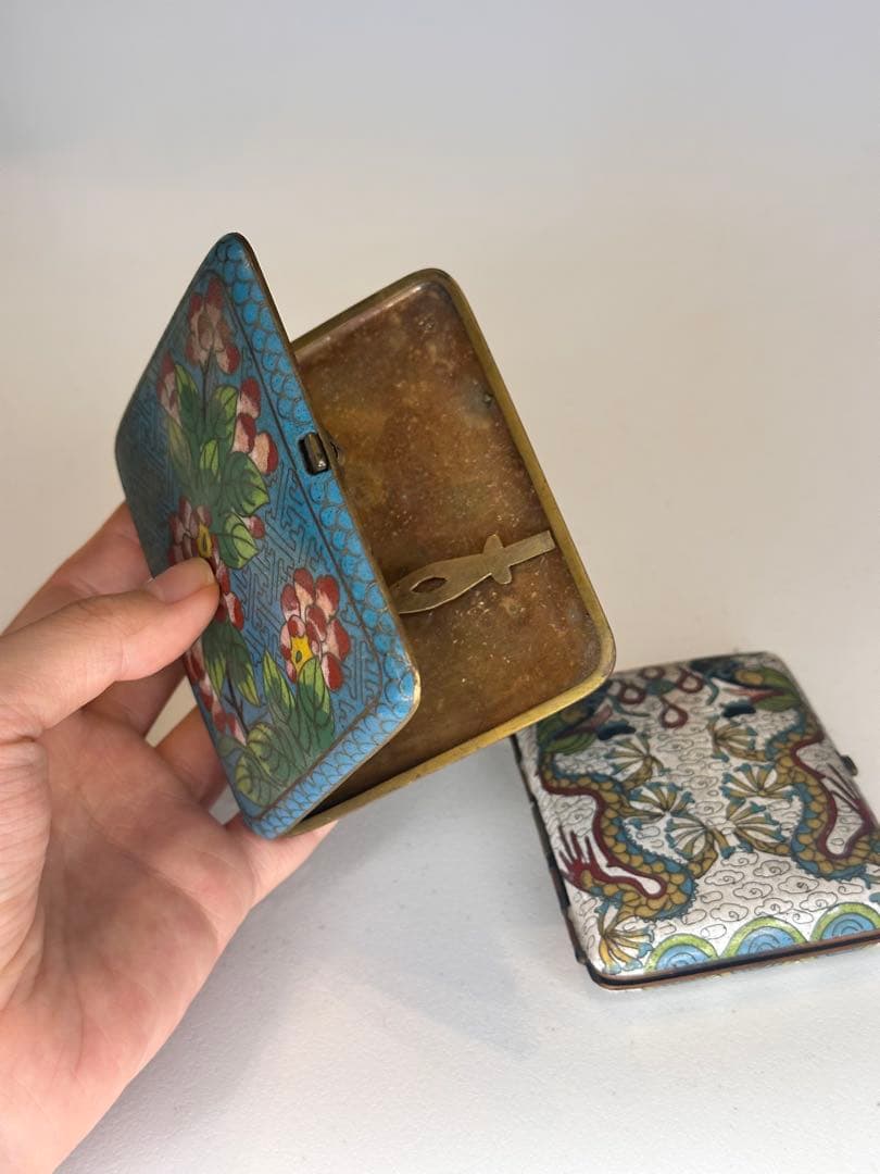 最终価格中国清代掐絲琺瑯 七宝焼 銅製煙具箱二点 龍紋・藍地牡丹文 時代物古美術