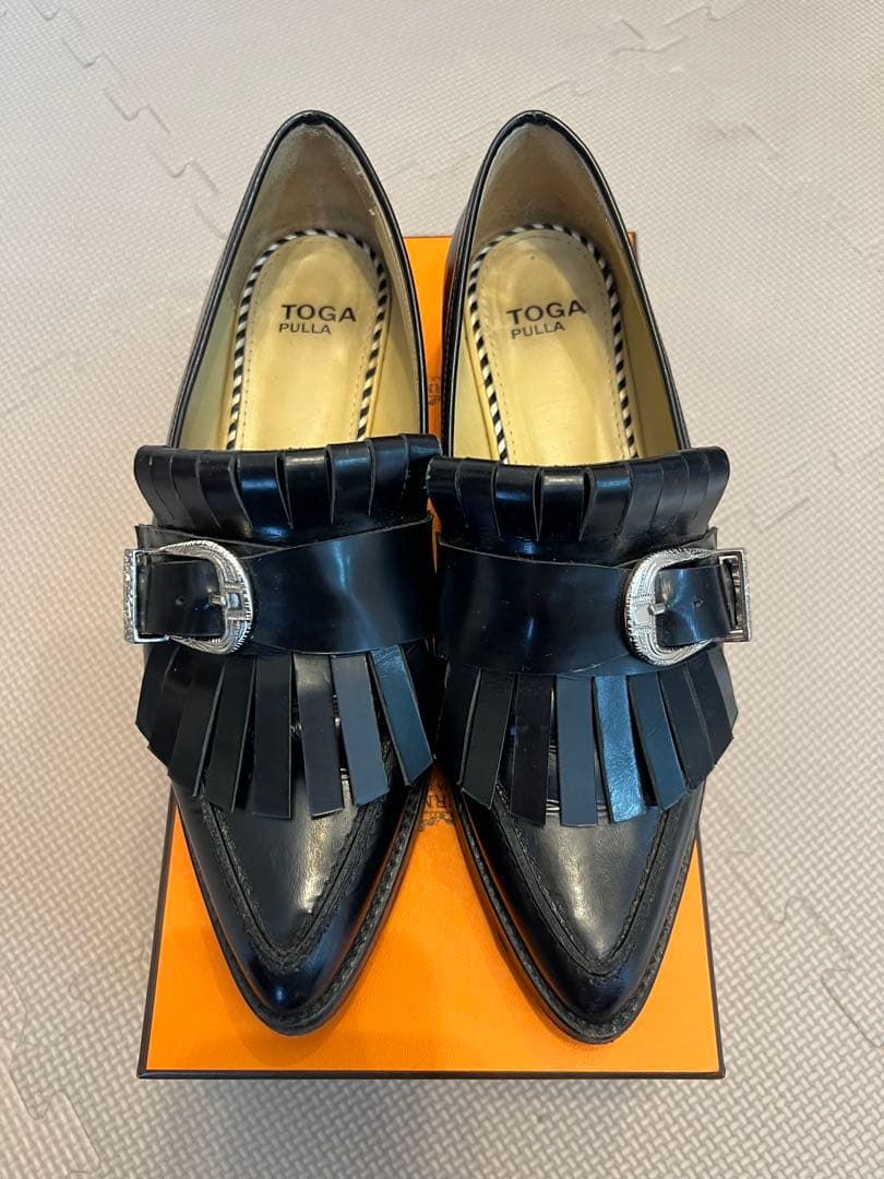 TOGA PULLA ブラックローファー フリンジ付き