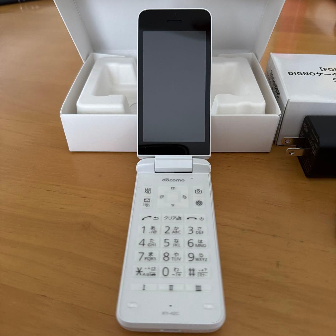 docomo DIGNO 折りたたみ式携帯電話 ホワイト　KY-42C