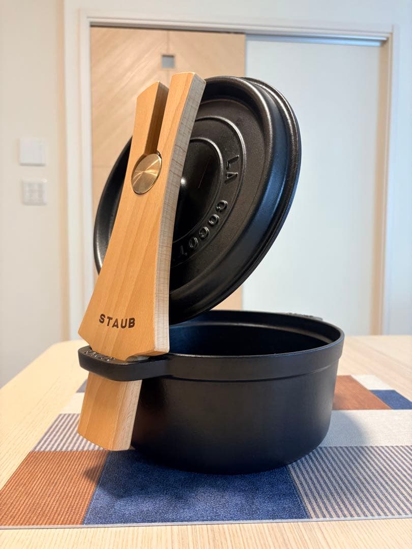 ストウブ ピコ・ココットラウンド ブラック 24cm ウッドリッドホルダー