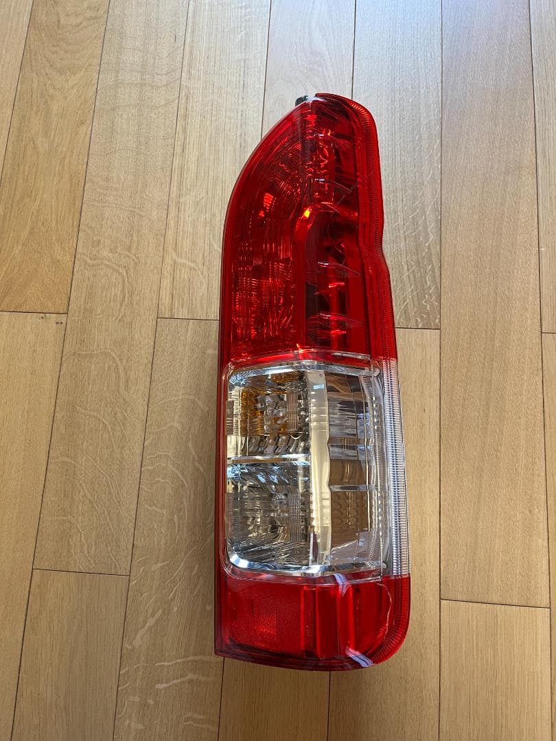 トヨタハイエース200系　4～7型純正テールランプ 運転席側
