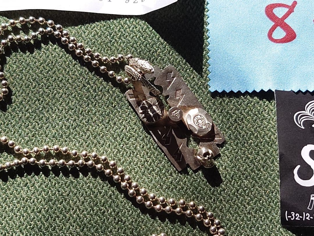 ストップライトカミソリネックレス