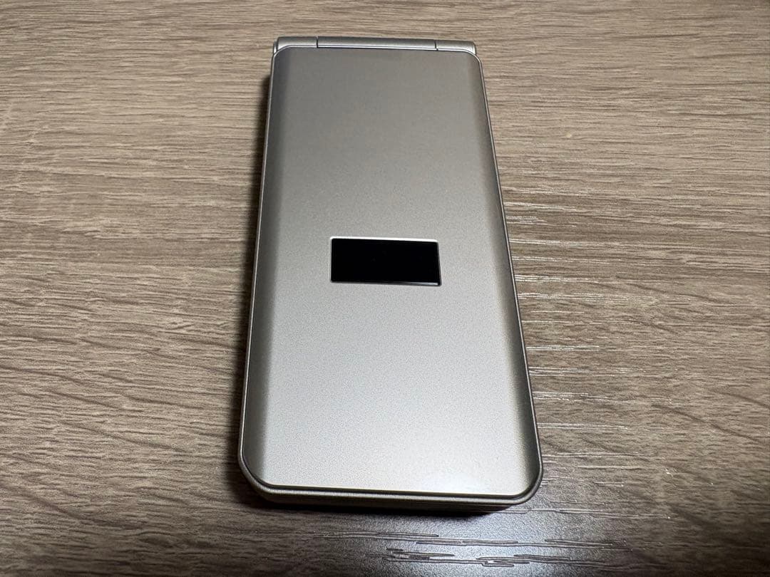 docomo F-41C シルバー折りたたみ式携帯電話