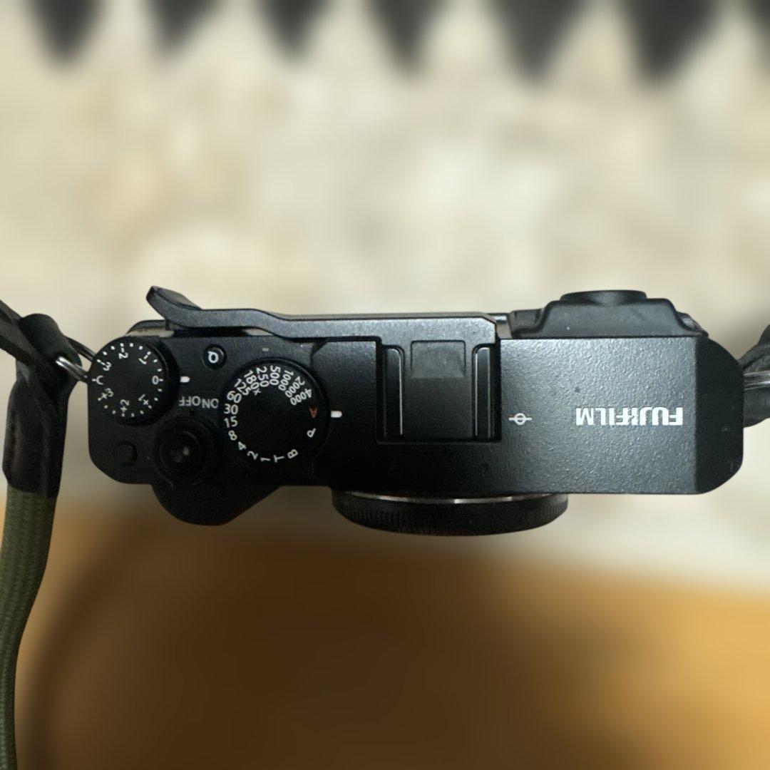 X-E4 ミラーレス一眼 本体　ブラックボディ純正サムレスト純正グリップ　元箱付