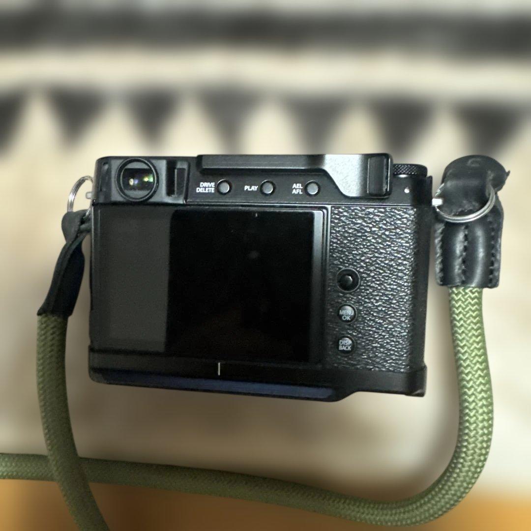 X-E4 ミラーレス一眼 本体　ブラックボディ純正サムレスト純正グリップ　元箱付