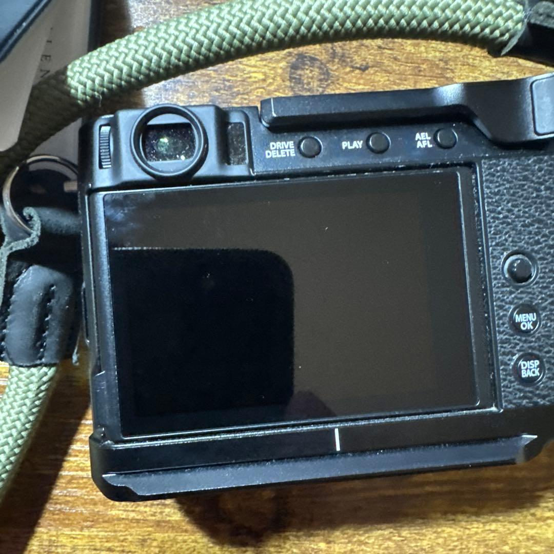 X-E4 ミラーレス一眼 本体　ブラックボディ純正サムレスト純正グリップ　元箱付