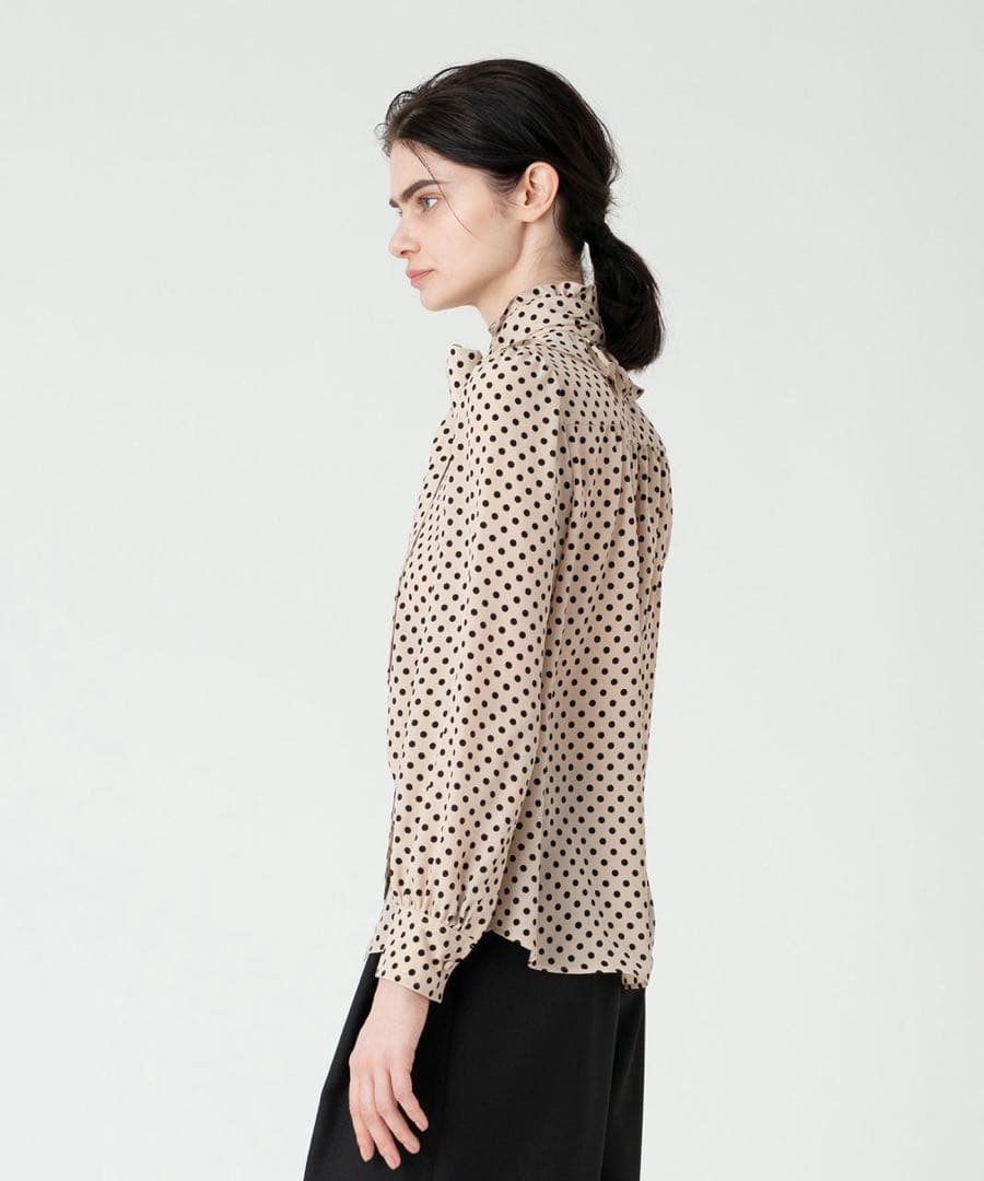 ルルウィルビー　デシンドットフリルボウタイブラウス　ベージュ　アルアバイル