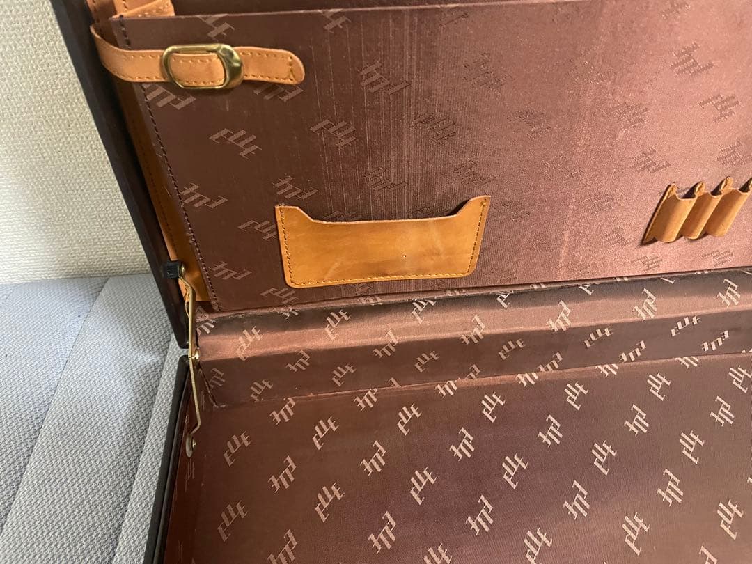 レザーカーヴィング アタッシュケース 希少 60万以上 手彫り 神の鞄