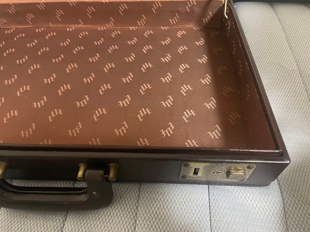 レザーカーヴィング アタッシュケース 希少 60万以上 手彫り 神の鞄