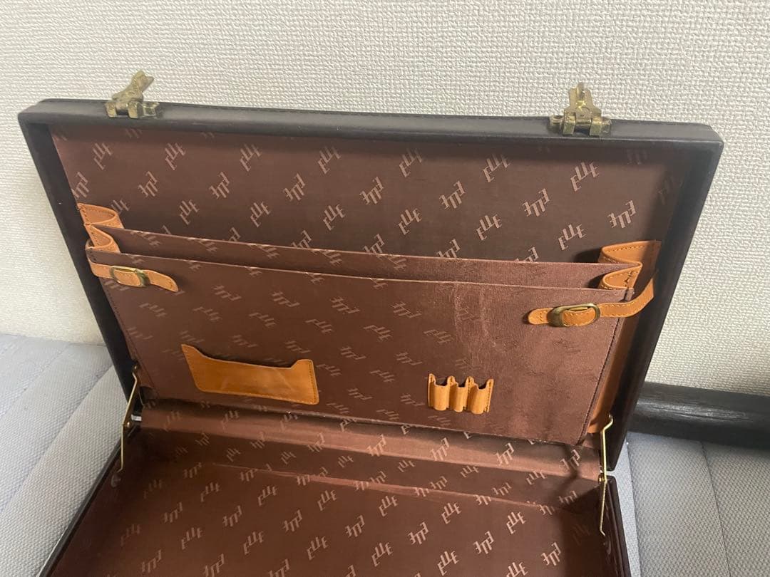 レザーカーヴィング アタッシュケース 希少 60万以上 手彫り 神の鞄