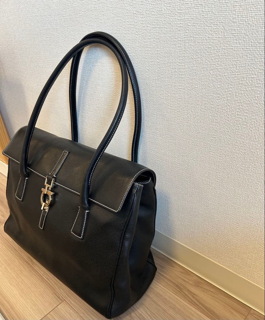 美品　フェラガモブラックレザートートバッグ