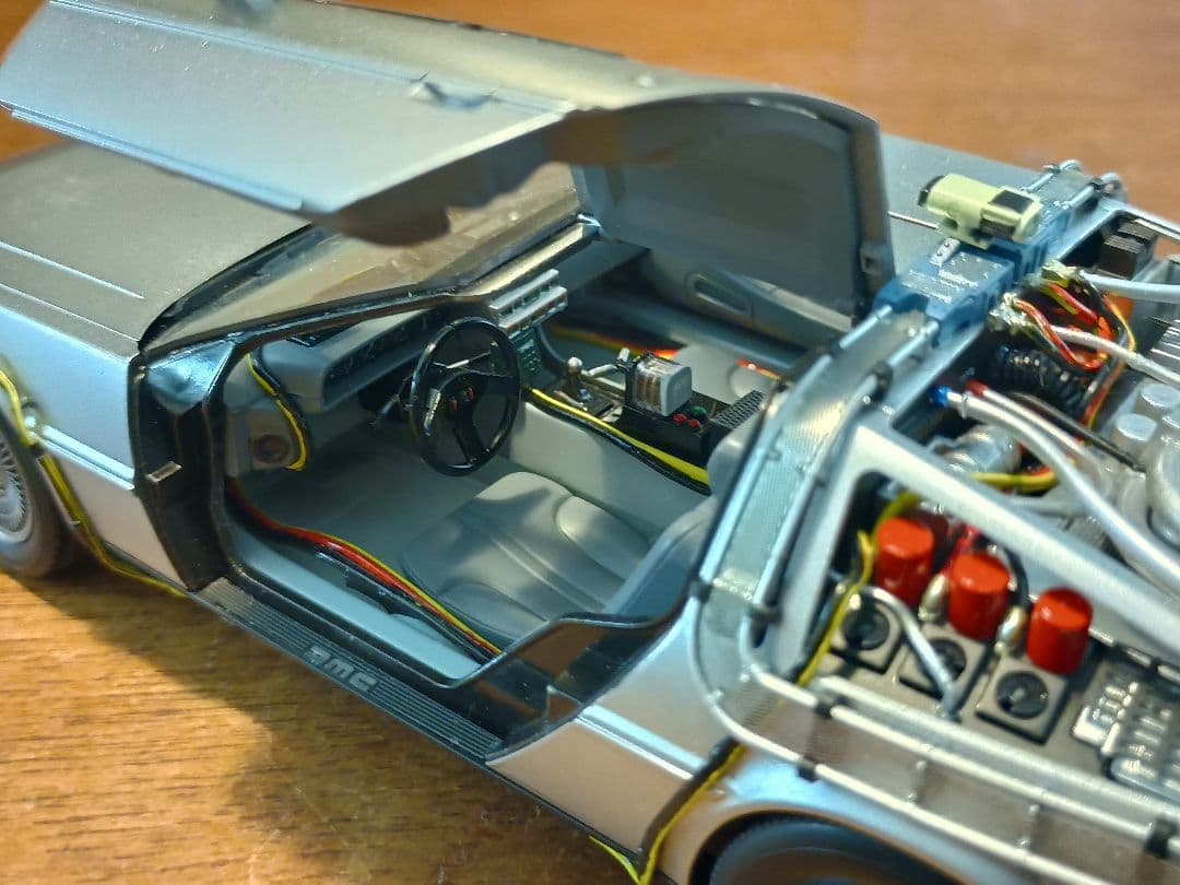 青島文化教材社 デロリアン 1/24 全塗装　完成品　アオシマ