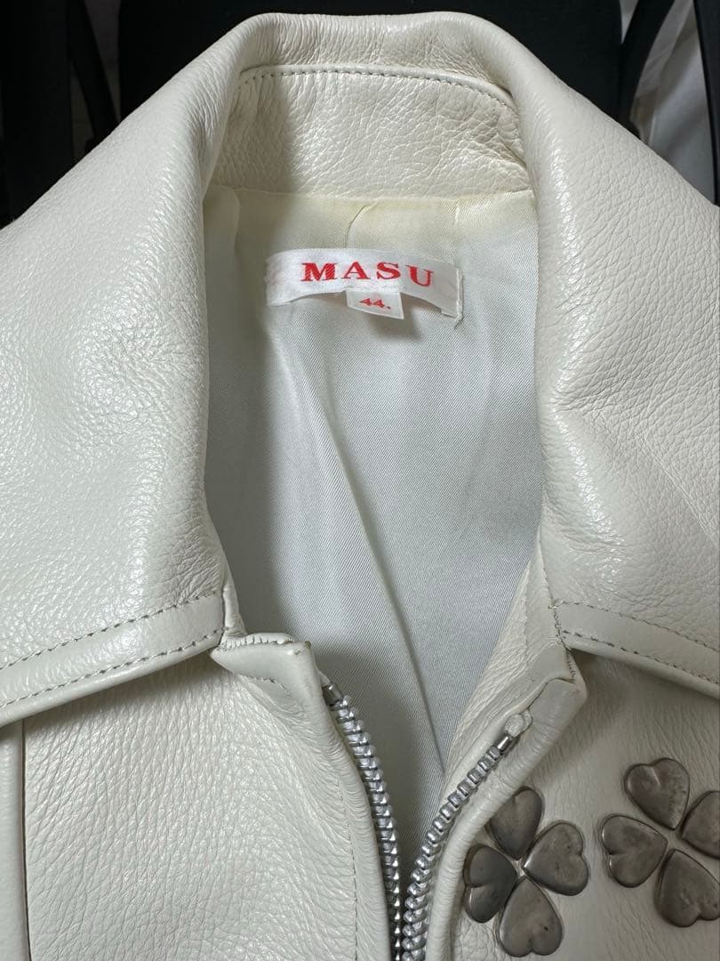 こんMASU 21aw CLOVER STUDS RIDERS タグ付き