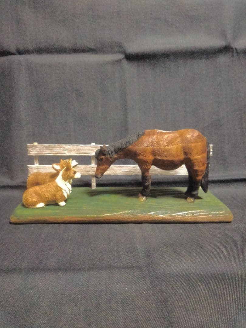 木彫りのコーギー2匹と馬