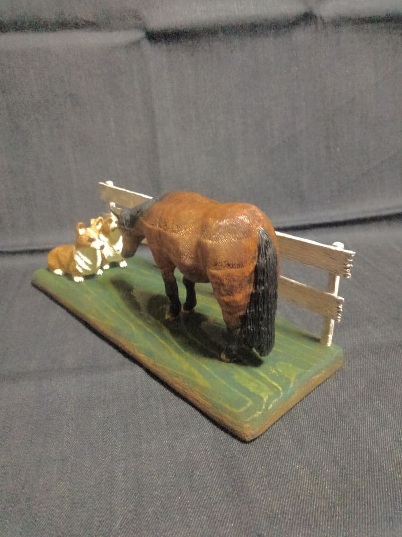 木彫りのコーギー2匹と馬