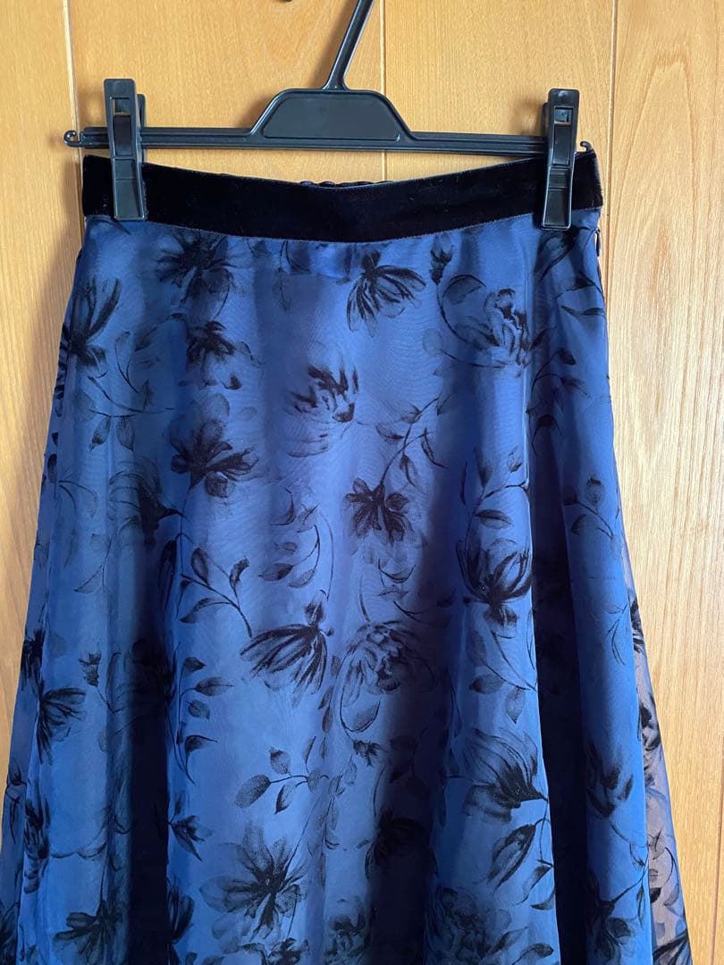 ストロベリーフィールズ　2024AW フロッキー花柄フレアスカート　ネイビー