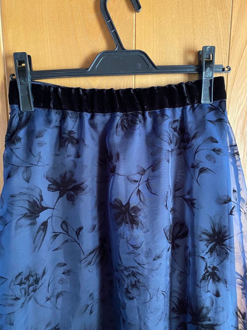 ストロベリーフィールズ　2024AW フロッキー花柄フレアスカート　ネイビー