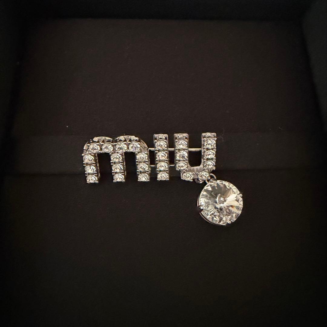 ミュウミュウ　miumiu クリスタルロゴブローチ　未使用