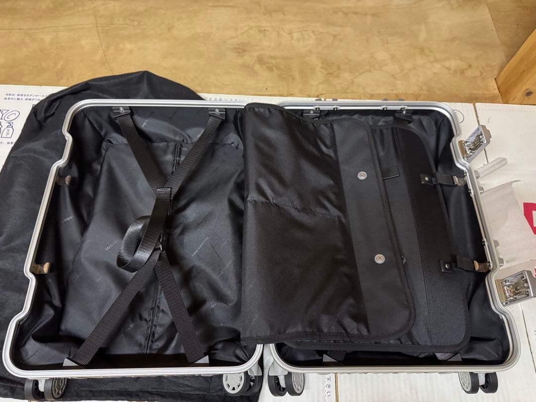 メルセデスベンツ『スーツケース 32L 4輪』 未使用　リモア　キャリーケース
